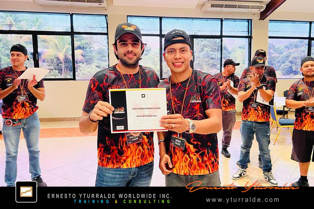 Team Building Play LATAM con integración y liderazgo en talleres corporativos