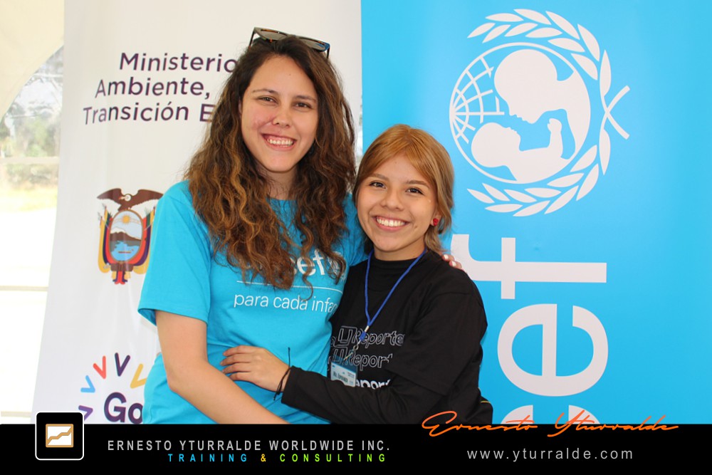 Team Building Play LATAM con talleres corporativos de cuerdas bajas en Latinoamérica