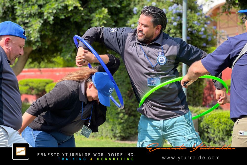 Team Building Play LATAM corporativo con retos de cuerdas bajas en El Caribe y USA