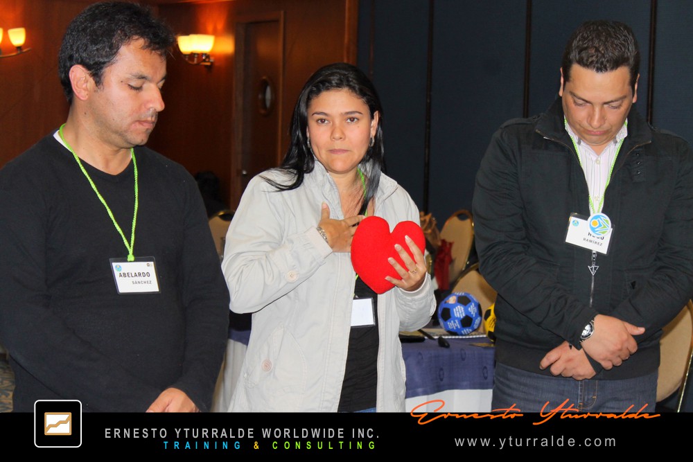 Team Building Play LATAM con dinámicas de aprendizaje experiencial aplicadas a equipos