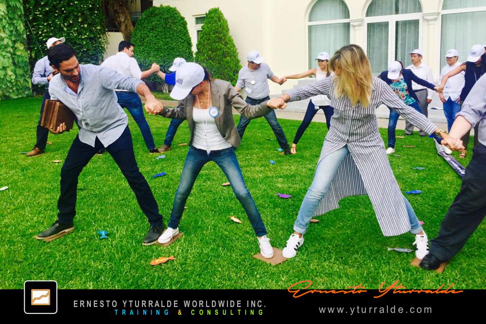 Team Building Play LATAM aplicando cuerdas bajas como herramienta en empresas
